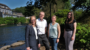 Dr. Groß shows his guests the banks of the Wupper with the flood level pressure sensor