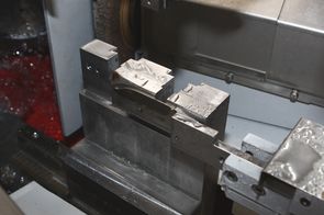 Clamping for one-sided hollow grinding