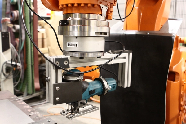 Test bench for saws