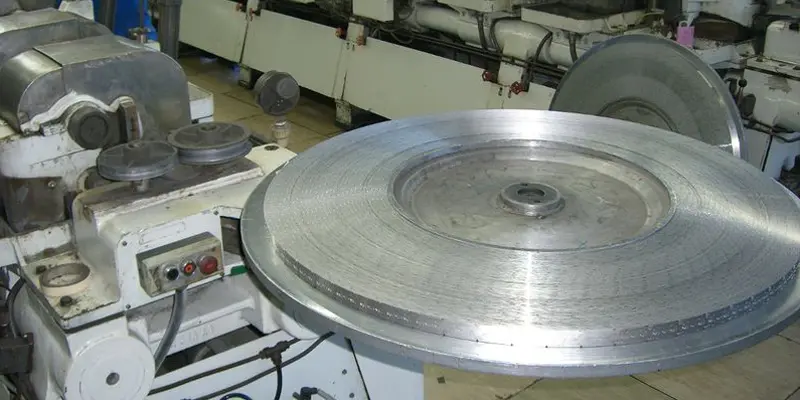 machine de meulage pour feuillard en acier pour lames de rasoir
