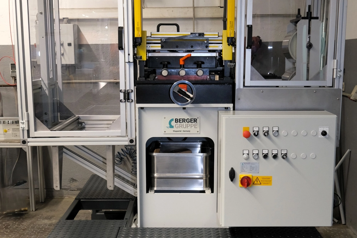 Bandkantenbearbeitungsmaschine – Baureihe UNO mit einem Werkzeug pro Seite