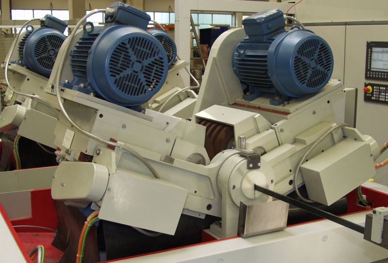 Gerader doppelseitiger Feinschliff an Stahlbändern mit BSM3000/D