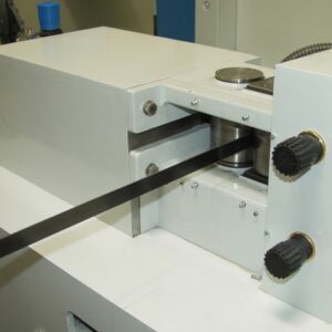 Durchzugsystem für Bandmaterial in eine Bandstahlschleifmaschine integriert