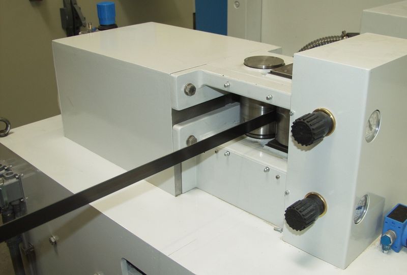 Durchzugsystem für Bandmaterial in eine Bandstahlschleifmaschine integriert