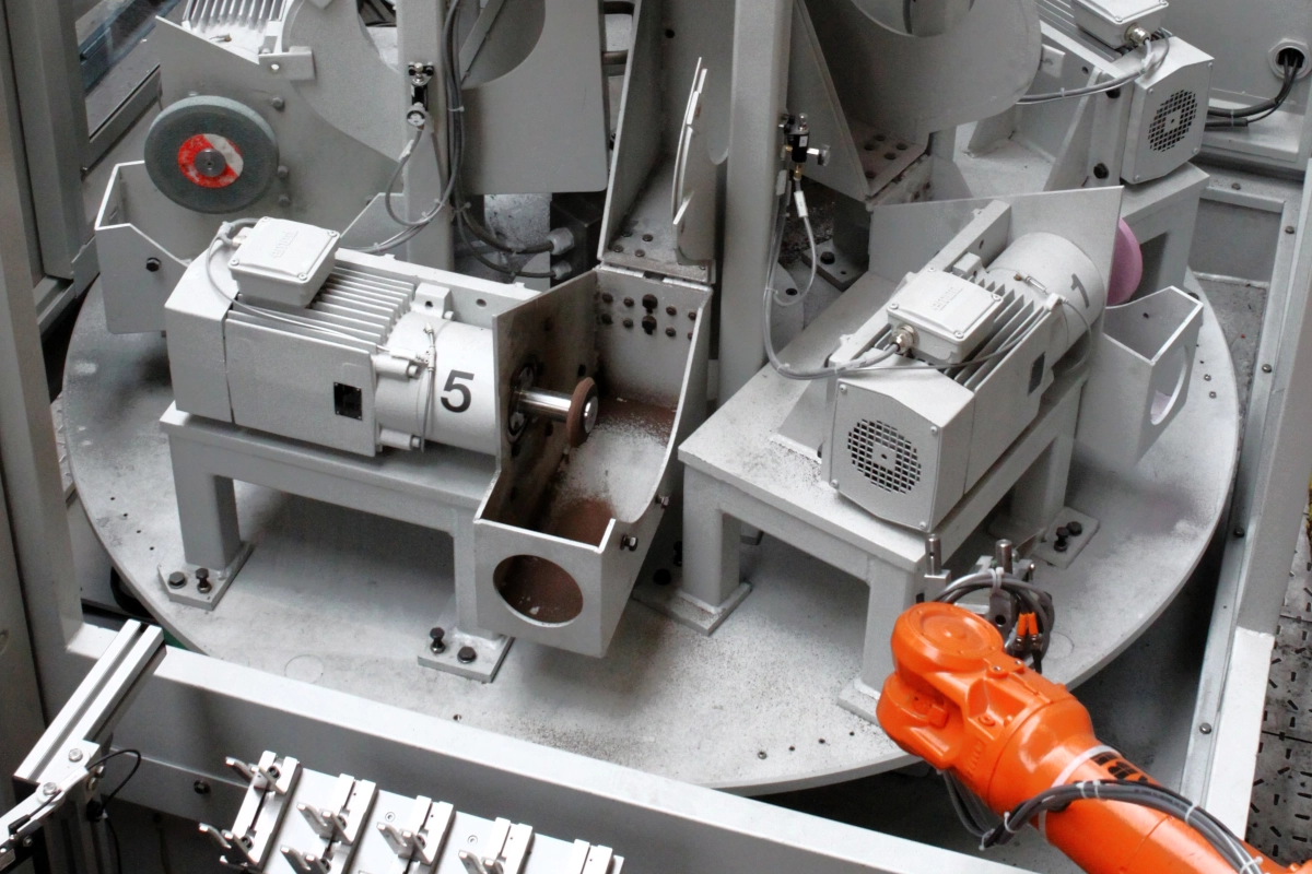 Célula robotizada con mesa giratoria CNC