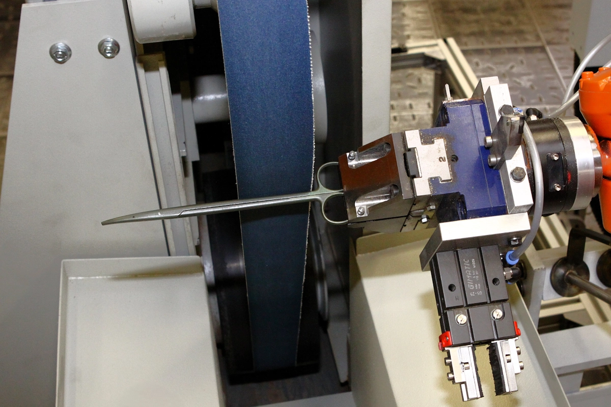 Robot system for contour processing on shears