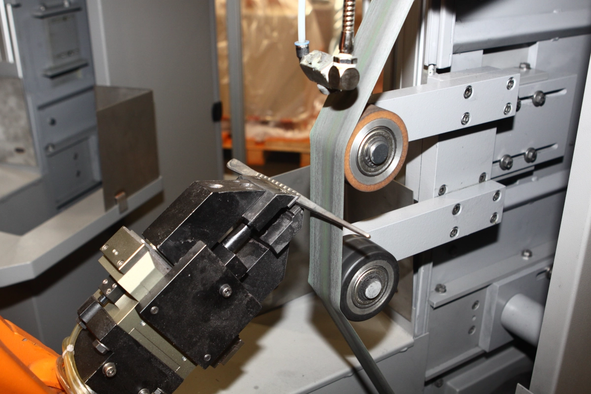 Robotersystem – Baureihe RSP/4B/1P zur Rundumbearbeitung von chirurgischen Pinzetten – Bild 4