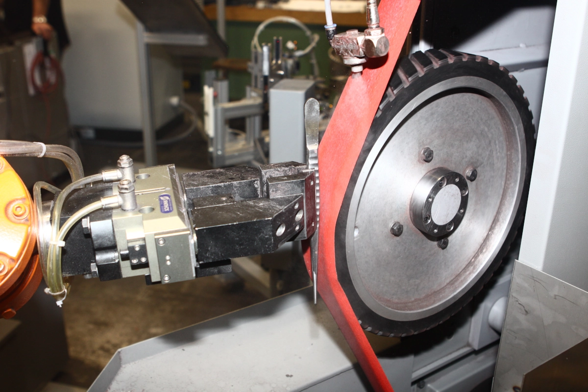 Robotersystem – Baureihe RSP/4B/1P zur Rundumbearbeitung von chirurgischen Pinzetten – Bild 5