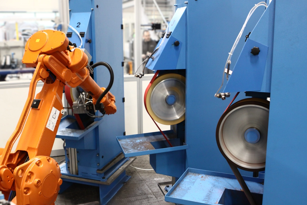 Robot system - RSP/4B/1S series for grinding the outer edges of shears - Image 3