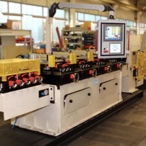 Bandkantenbearbeitungsmaschine – Baureihe QUATTRO mit sechs Werkzeugen pro Seite