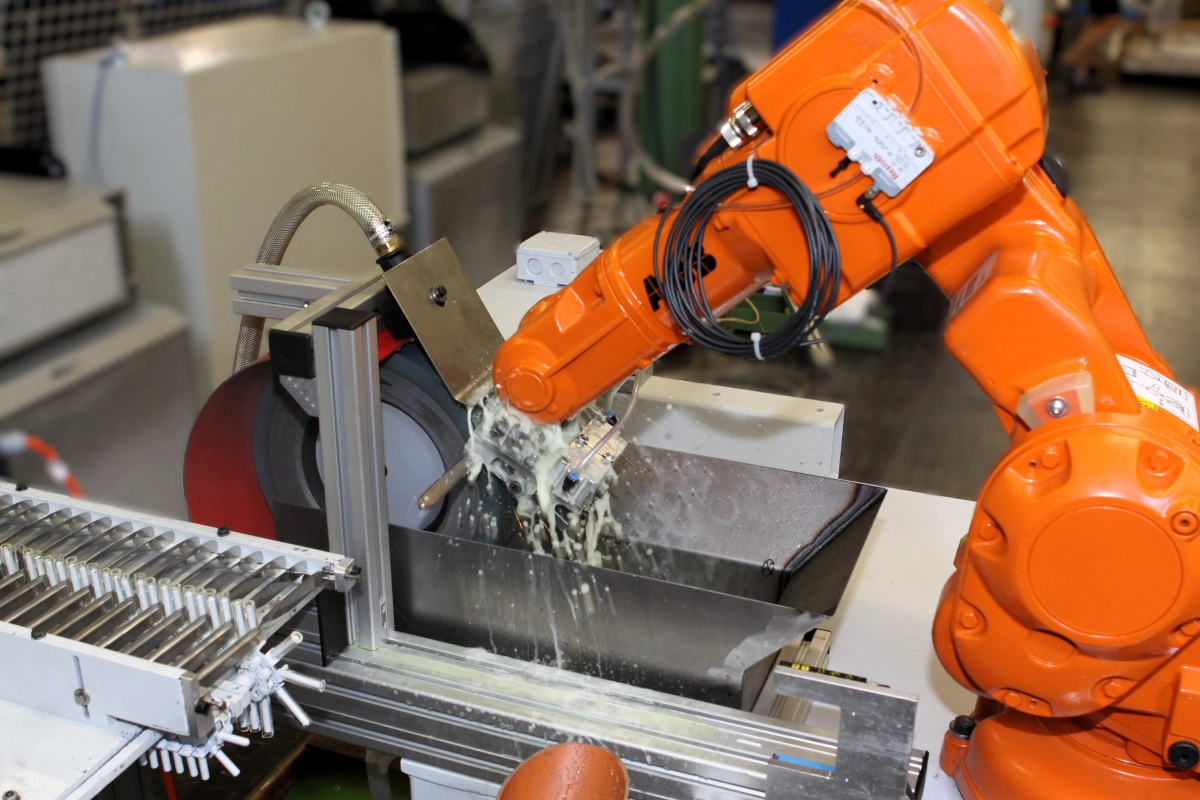 Robotersystem zum Verzahnen von Messerklingen
