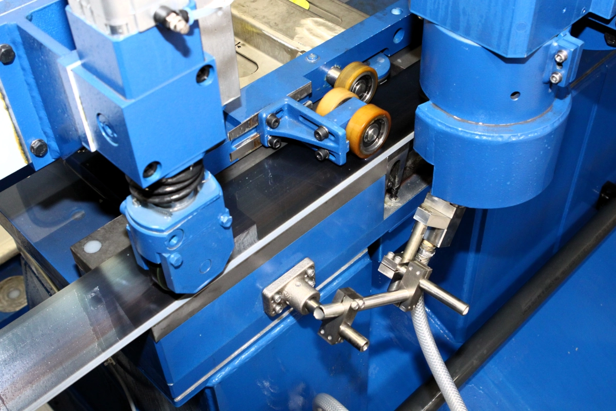 Steel strip grinding machine - BDG1500 series for squeegees