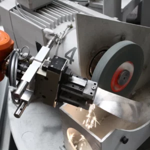 Robot system for all-round machining of turbine blades
