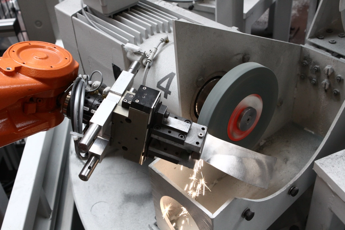 Sistema robotizado para el mecanizado integral de álabes de turbina