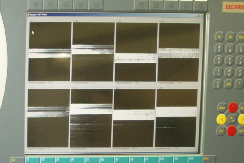 Medición por cámara de la anchura de las juntas del suelo con 4 estaciones de cámara de doble cara y 8 cámaras, evaluación y visualización mediante un PC industrial