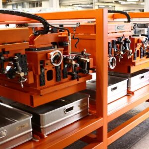 Nutenziehmaschine der Baureihe DNU/U/S für Nuten bis 10 mm Breite auf der Bandunterseite