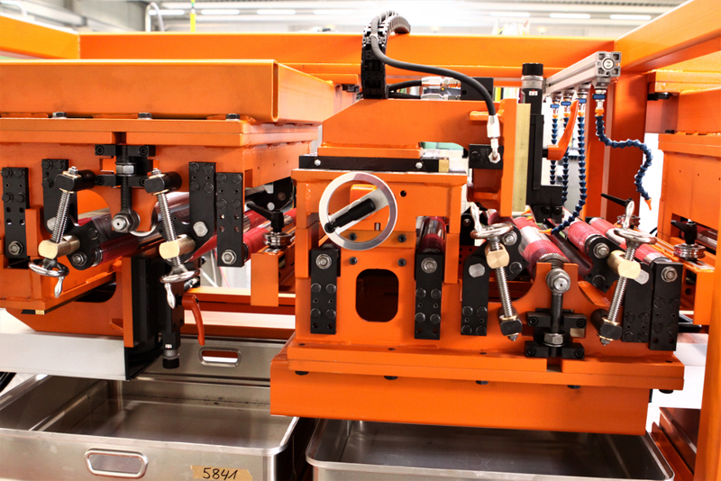 Grooving machine of the DNU/U/S series, close-up
