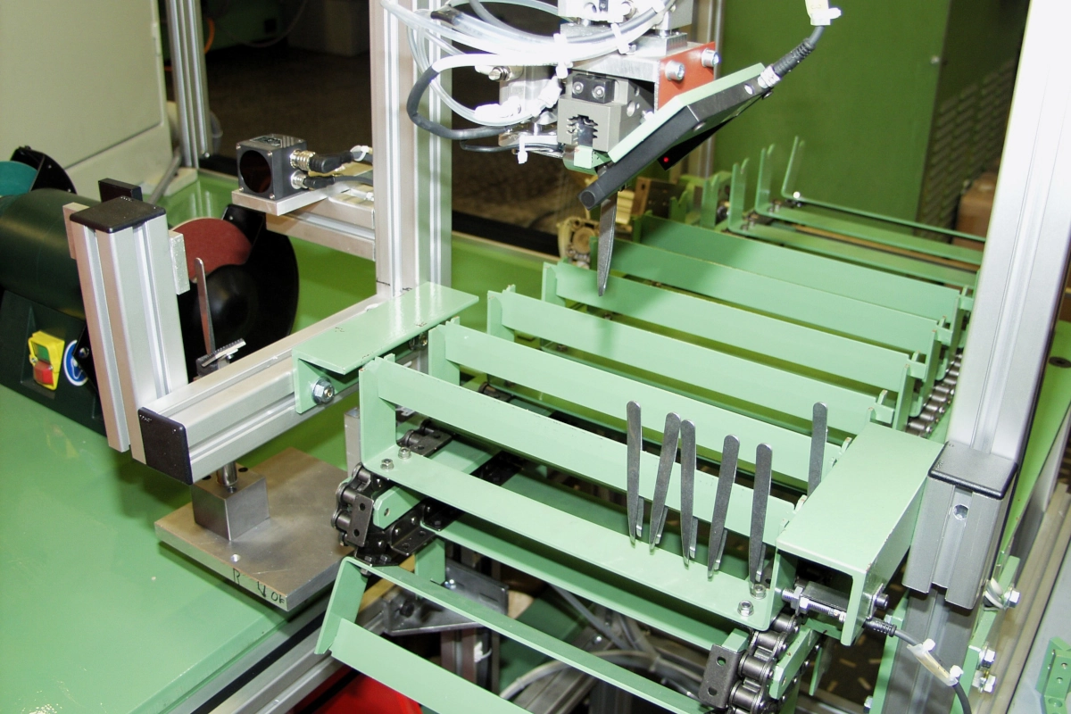 Système robotisé - Série RSP/2B/1S/1L pour le meulage et l'affûtage de pincettes de manucure – Image 2