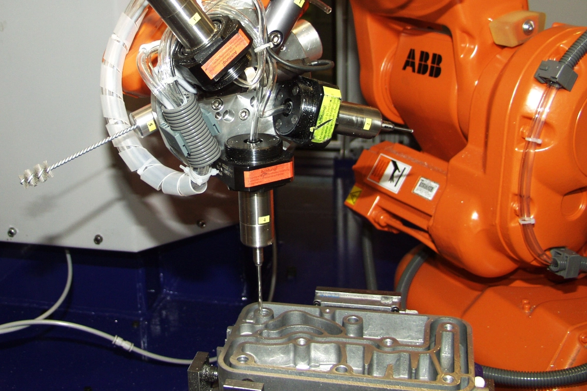 Système robotisé – Série RSP/5F pour l'ébavurage des pièces moulées sous pression et des pièces moulées en acier – Image 2