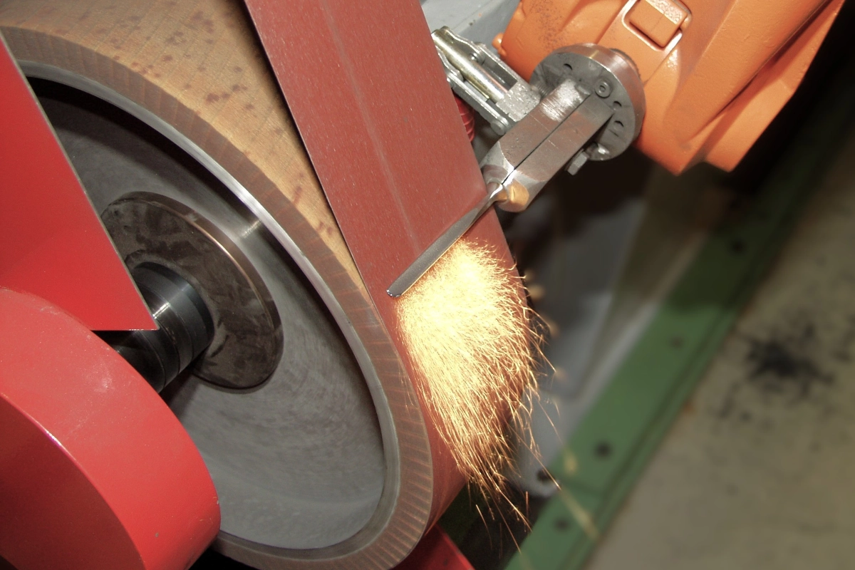 Sistema robotizado para procesar cinceles de madera