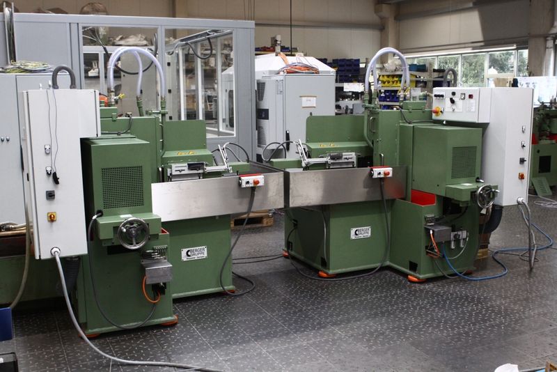 Pliestmaschine Typ PLM2/E/H zum mechanischen Pliesten von Werkstücken