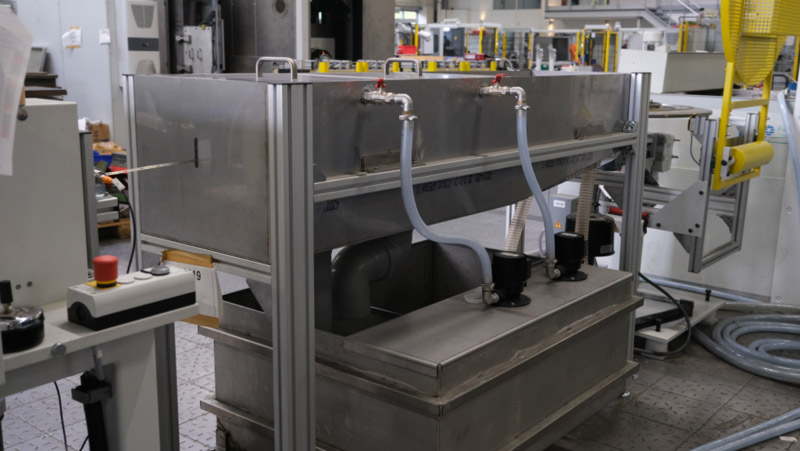 Cleaning system integrated into a steel strip grinding machine of the BSM1500/TTGB series