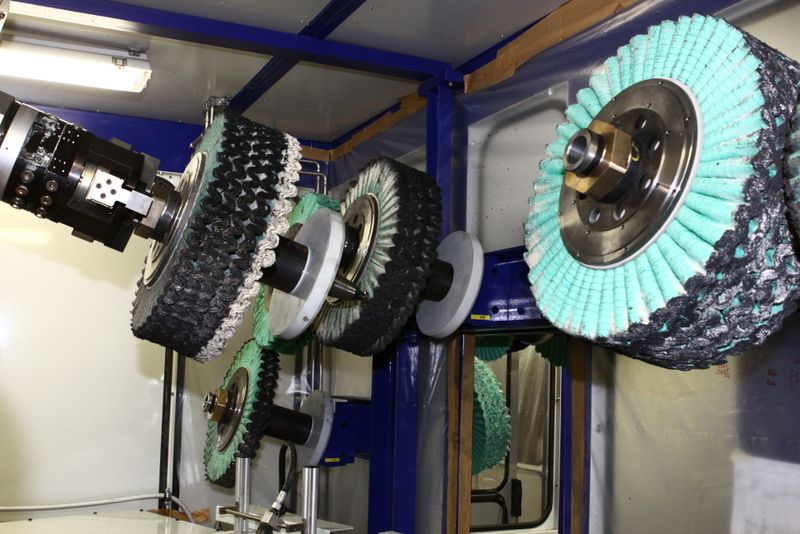 Like everything else in the system, the changing of the powerful polishing wheels is fully automatic. Like everything else in the system, the changing of the powerful polishing wheels is fully automatic.