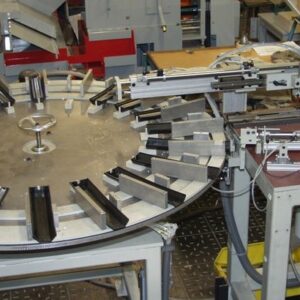 Máquina trituradora con mesa giratoria horizontal para sujetar casetes de revistas