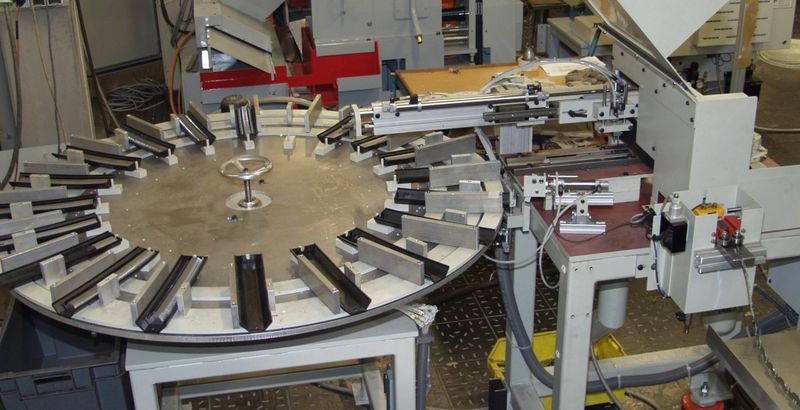 Breaker with horizontal rotary table for holding magazine cassettes