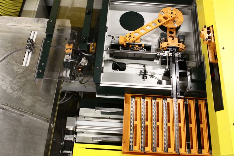 Crushing unit with sliding magazine