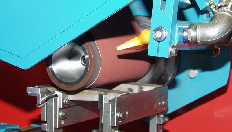 Contour grinding on knife blades