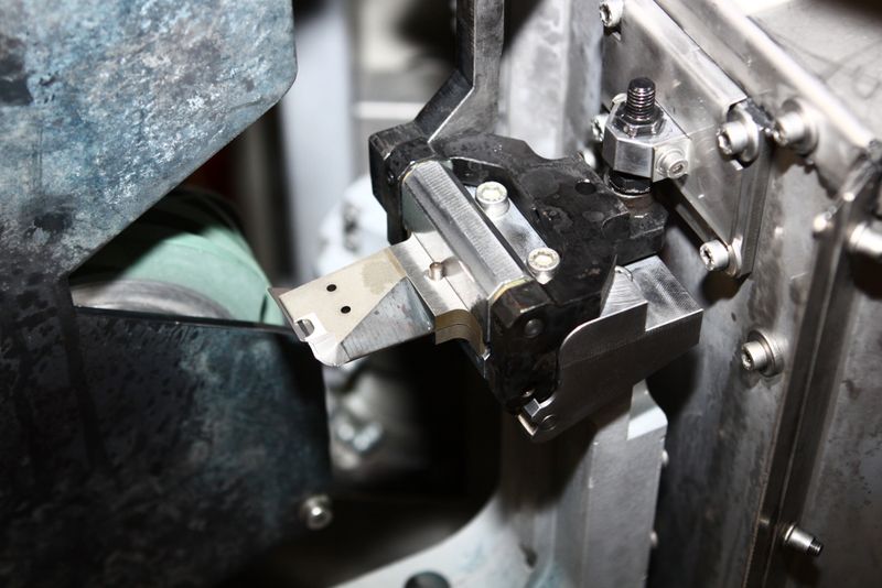 Schleifen von Skalpellklingen mit Rundtakttisch-Schleifmaschine RST4