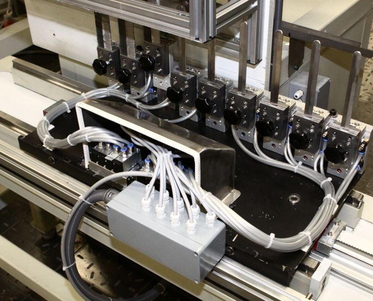 Magasin vertical empilable pour le rangement des lames de scalpel