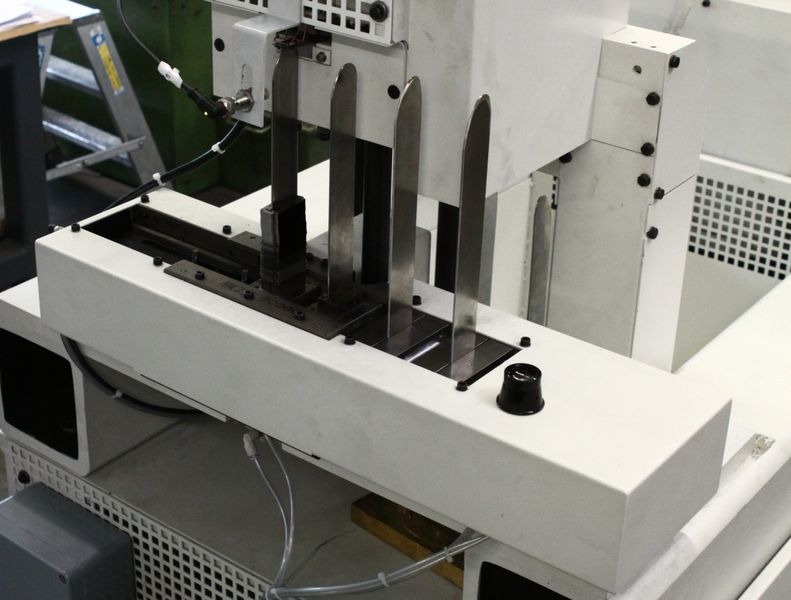 Magasin vertical empilable pour le stockage des lames de rasoir double face