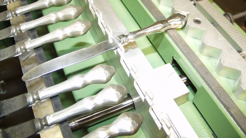 Polishing of knife handles, 360° machining