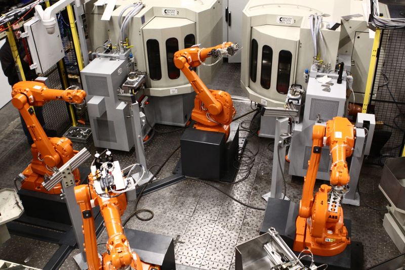 Production cell for household knives consisting of back grinding, side grinding and honing