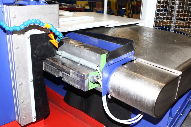 Porte-pièce électromagnétique intégré dans une machine de meulage des pièces biseautées de la série BG