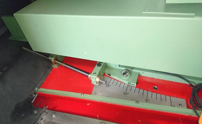 Réglage mécanique de l'angle d'alimentation (convexe, concave) en association avec la machine de meulage des pièces biseautées BG