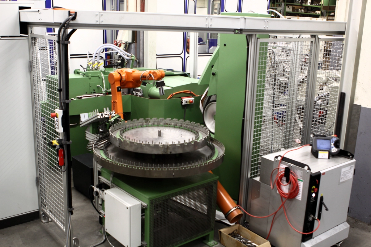 Robot system - RSP/2B/1M series for grinding secateurs - Image 3