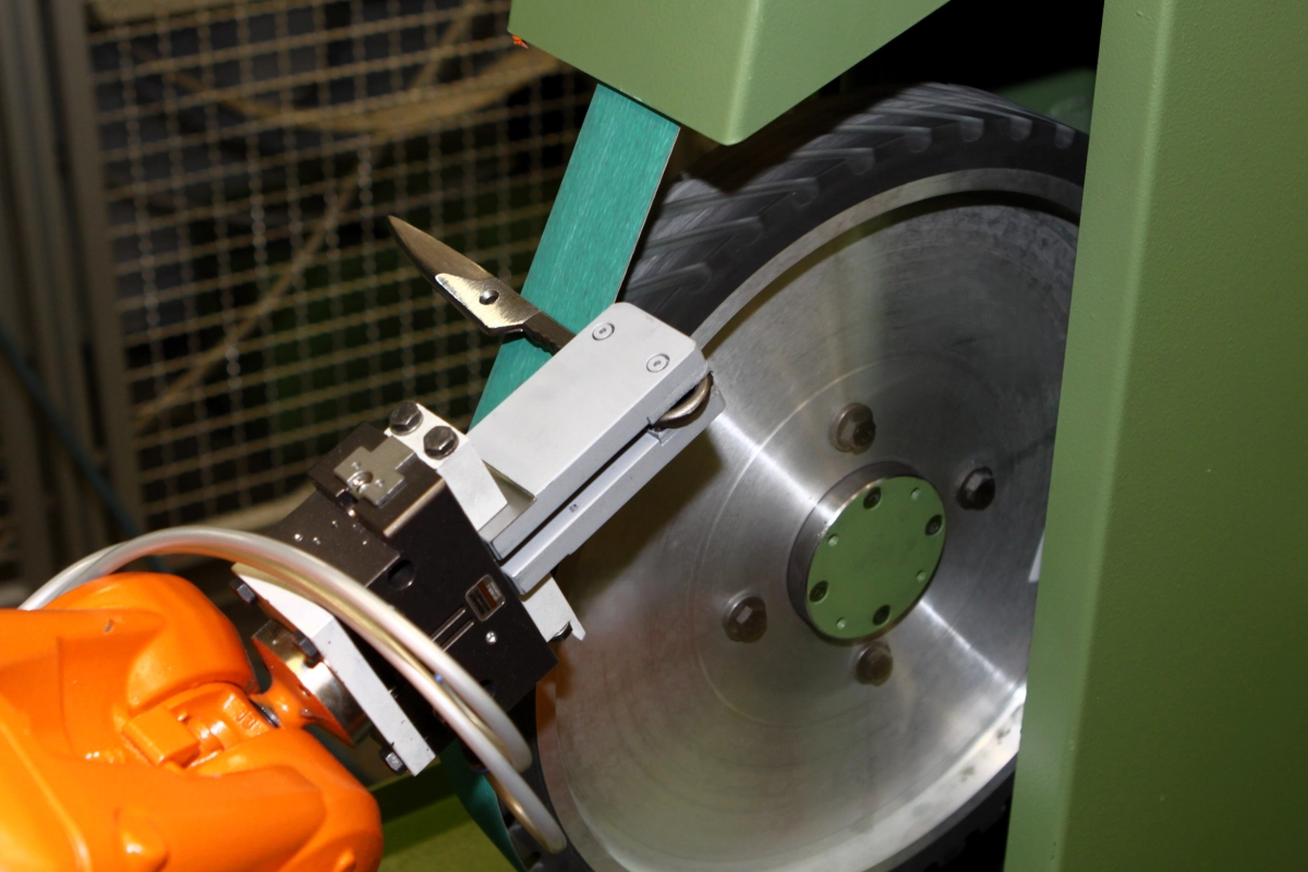 Robot system - RSP/2B/1M series for grinding secateurs - Image 4