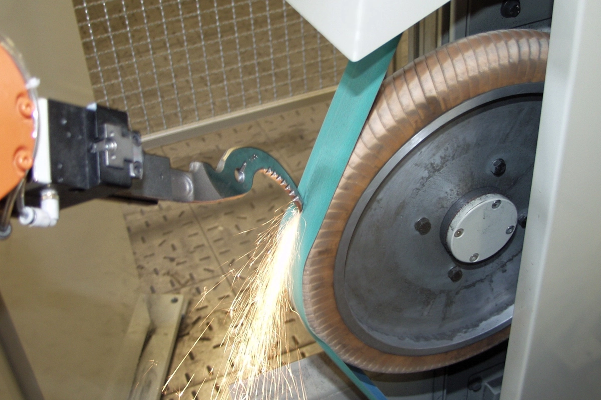 Robot system - RSP/2B/1M series for grinding secateurs - Image 2