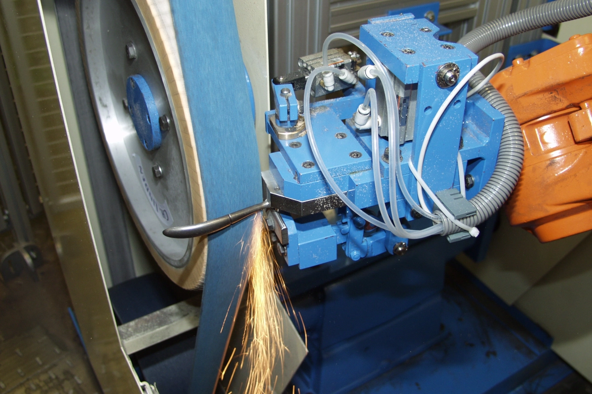 Système robotisé - Série RSP/4B/1K/1L pour le meulage des pinces à clous – Image 3