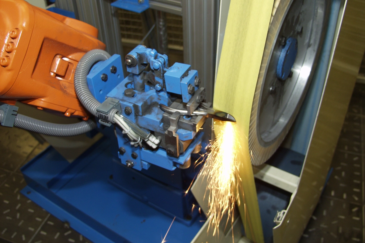 Système robotisé - Série RSP/4B/1K/1L pour le meulage des pinces à clous – Image 4