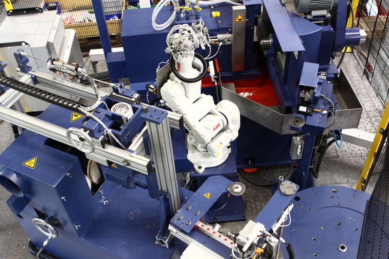 Processing system for circular knives consisting of a chamfer polishing machine from the FPV series and a rotary table grinding machine from the VR0 series for bevel grinding on circular knives