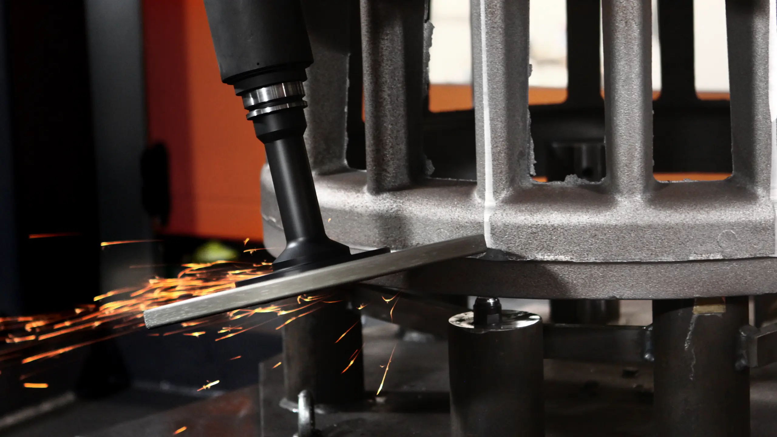 Deburring of large-volume workpieces