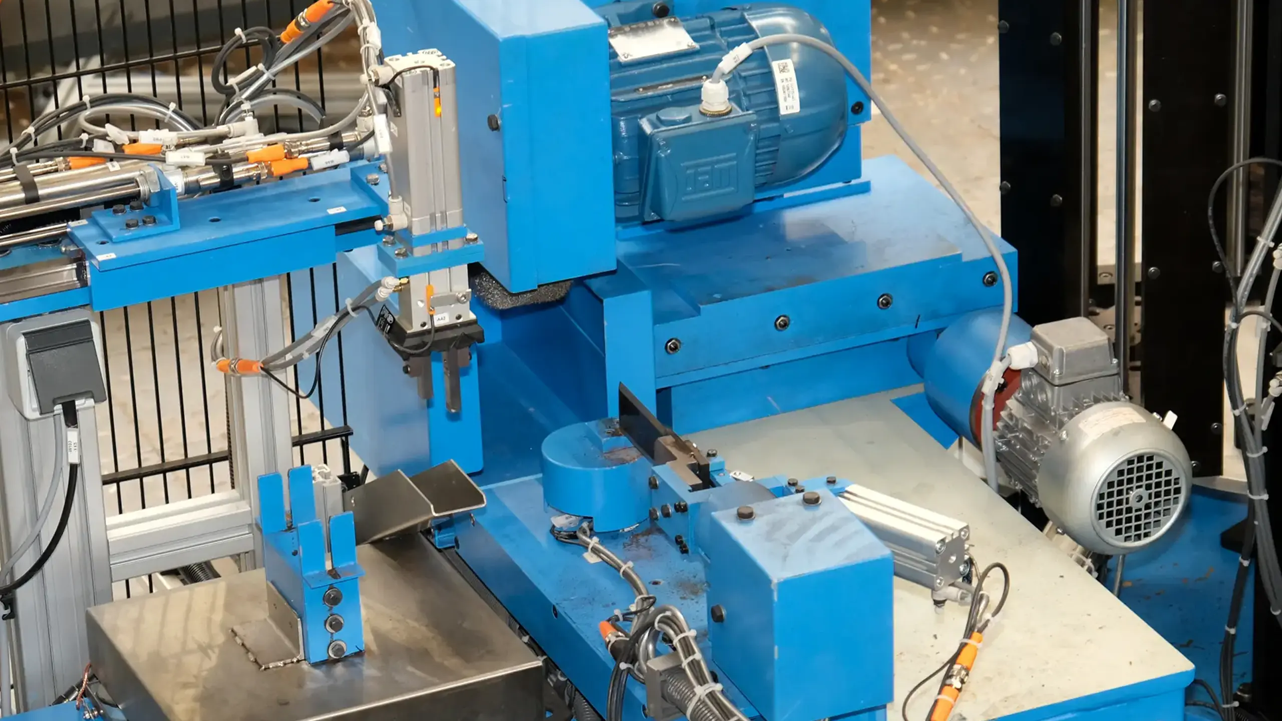 ébavurage de lames de machines