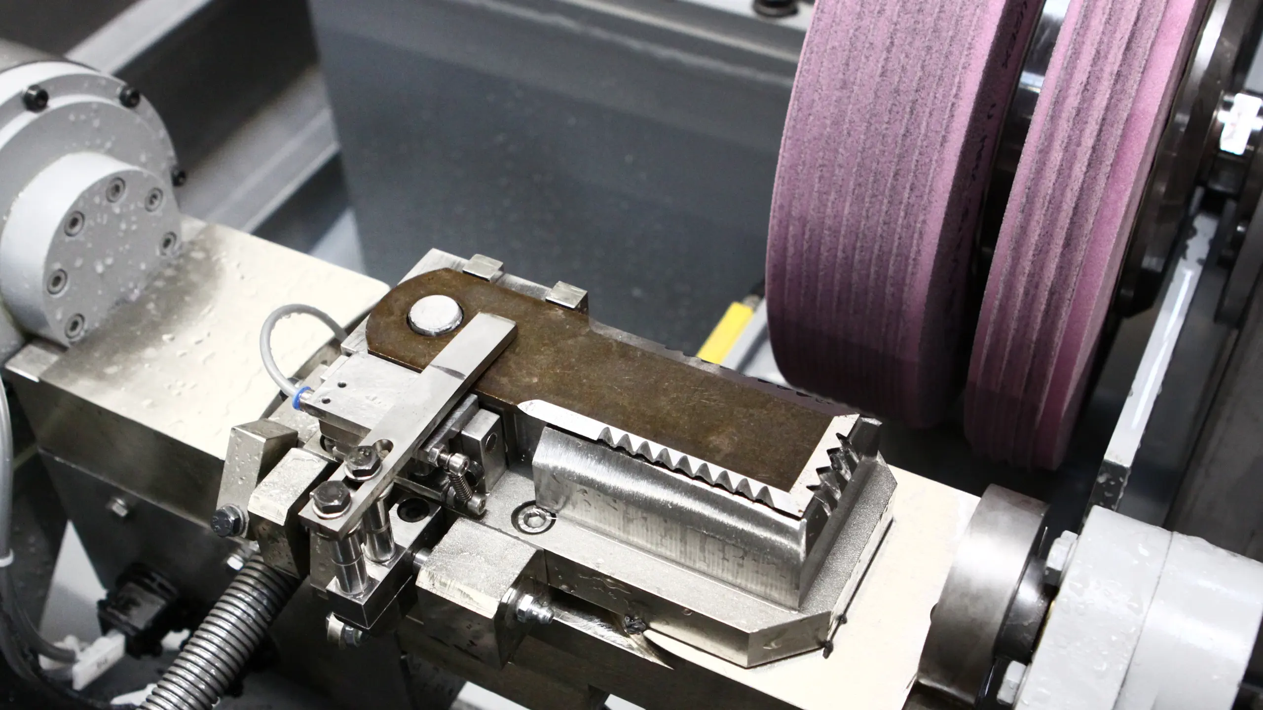Meulage de dents pointues sur les couteaux de machines